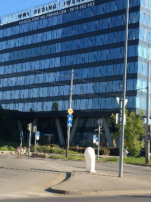 Dodávka a nalepenie izolačných reflexných fólií na sklá fasáde objektu Reding Tower II v Bratislave
